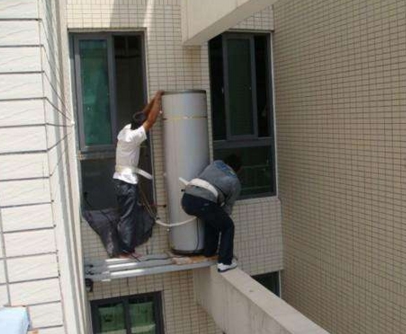 德意空气能热水器修理现场